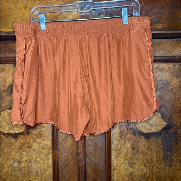NWT James Perse- Silk Dolphin Rust Shorts.
Size XL - Picture 3 of 8